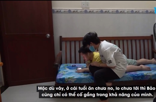 Cậu học trò 17 tuổi giờ đây phải gắng gượng vượt đau buồn để vừa học, vừa chăm sóc anh trai