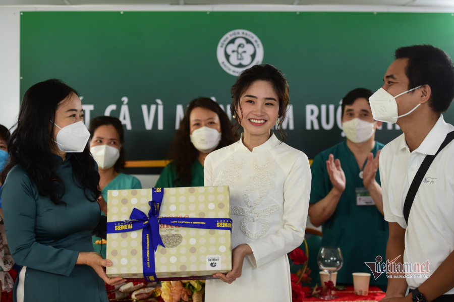 Nhiều món quà chúc mừng được gửi tới cô dâu. (Ảnh: VietNamNet)