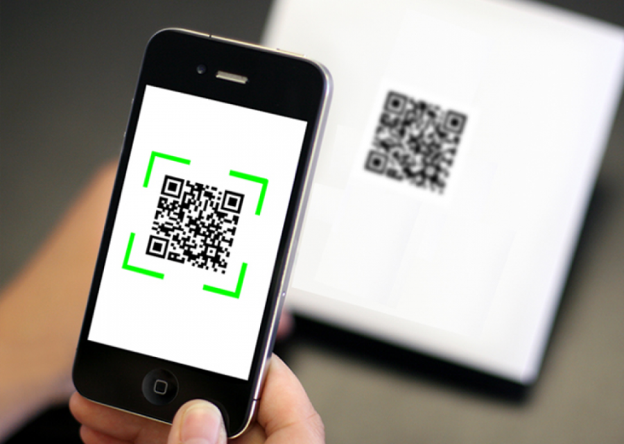 Việc tạo và quét mã QR phần lớn được thực hiện qua ứng dụng Bluezone trên smartphone - điện thoại thông minh.