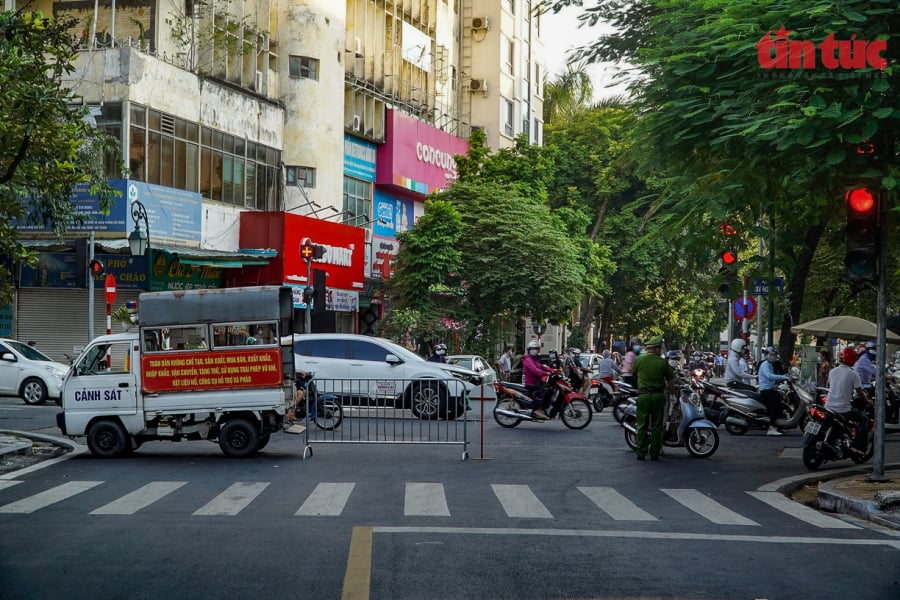 Chiều 30/9, phố Phủ Doãn (đoạn khu vực bệnh viện Hữu nghị Việt Đức) đã được lập rào chắn hai đầu. (Ảnh: Báo Tin tức)