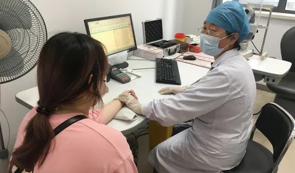 Thực ra cô có cách ngủ khác người bình thường