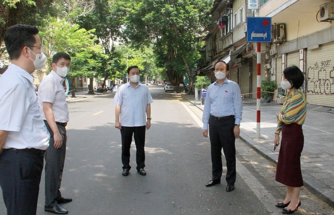Ông Nguyễn Ngọc Tuấn - Chủ tịch HĐND Hà Nội (thứ 2 từ phải sang) chỉ đạo tại buổi kiểm tra. Ảnh: Hà Nội mới.