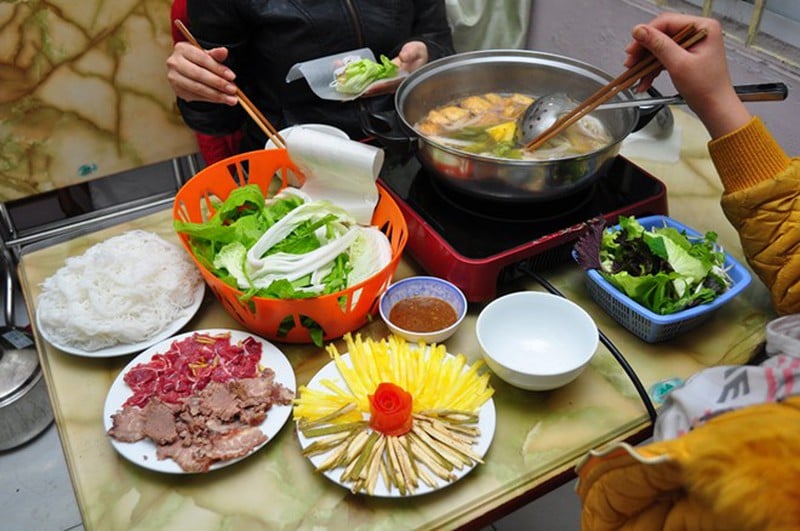 Lẩu nò nhúng giấm có hương vị chua chua hòa quyện cùng hương vị của dứa và các loại rau vô cùng tròn vị