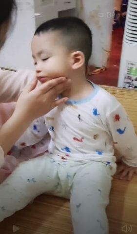 Nhìn dáng con không mở nổi mắt và ngủ lay lắt, ngủ mê say, ông bố chốt lại 1 câu: 