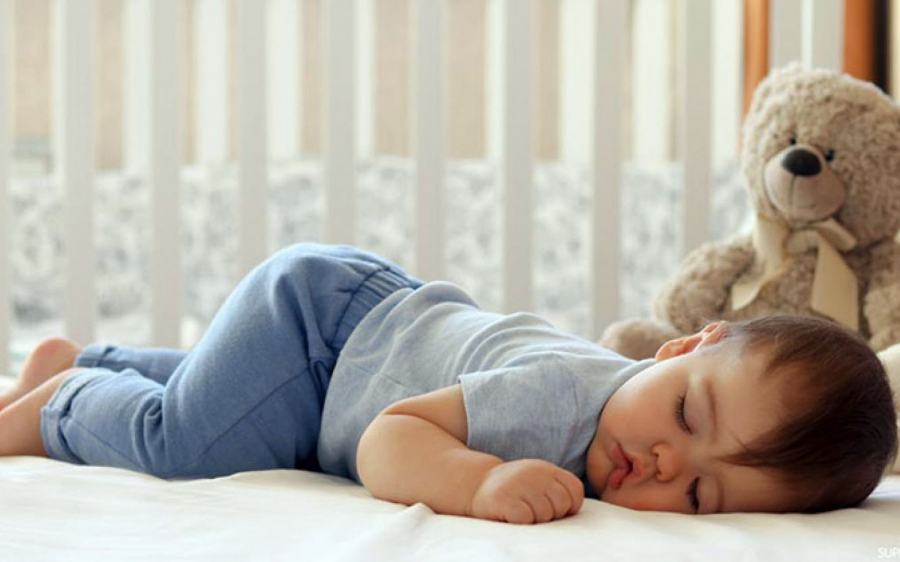 Bố mẹ hãy nhớ, càng ngủ sớm, con càng ngủ được nhiều. Càng ngủ muộn, con càng ngủ ít.    