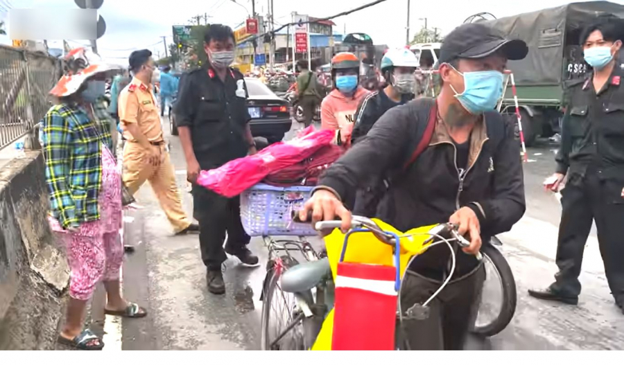 Hai vợ chồng có kết quả test nhanh âm tính và được đi qua chốt để tiếp tục hành trình về quê.