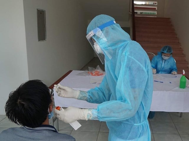 Huyện Cẩm Giàng đã lấy mẫu xét nghiệm cho gần 600 trẻ và giáo viên, cô nuôi ở Trường Mầm non Cẩm Đông.