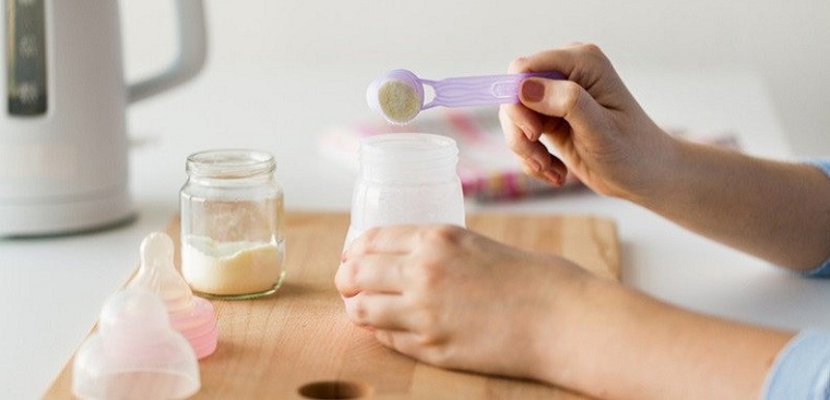 Khi pha sữa cho trẻ cha mẹ cần tránh những sai lầm này