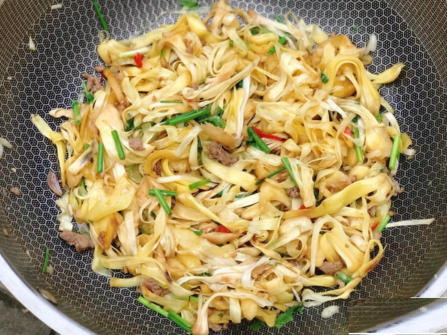 Xơ mít xào ăn cơm nóng, đặc biệt là những ngày mưa, mát trời rất đưa cơm. 