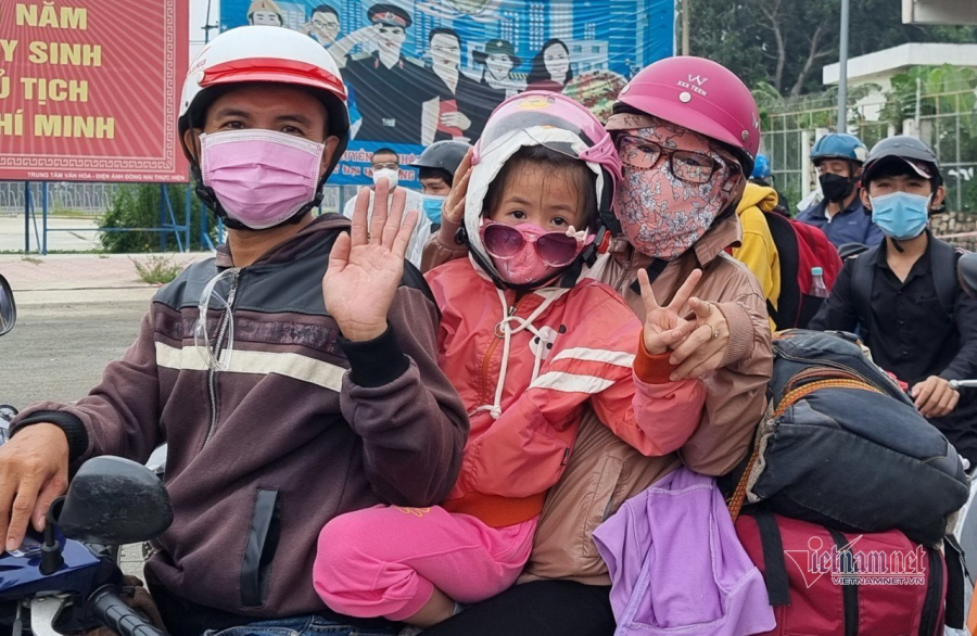 Những đứa trẻ trên hành trình dài về quê đầy gian khó (Ảnh: Vietnamnet)