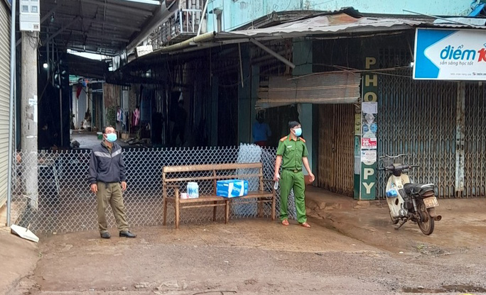 Khu vực chợ Cuôr Đăng được phong tỏa sau khi phát hiện các ca bệnh Covid-19. (Ảnh: Người lao động)