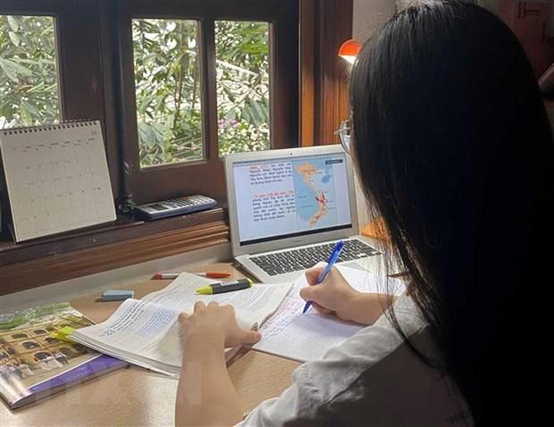 hoc-sinh-lop-1-dang-hoc-online-bi-giat-dien-thoai-02
