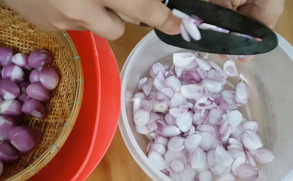 Hành phi nên thái mỏng theo chiều dọc khi chiên sẽ không bị vụn, nát.