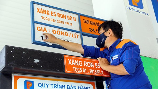 Từ 15h chiều 11/10, giá xăng E5 RON 92 trong nước tăng 967 đồng/lít lên 21.683 đồng/lít; giá xăng RON 95 tăng thêm 934 đồng/lít lên 22.879 đồng/lít.