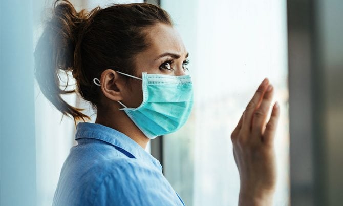 Nhiều người dù được tiêm phòng đầy đủ nhưng vẫn không dám ra đường. (Ảnh minh họa)