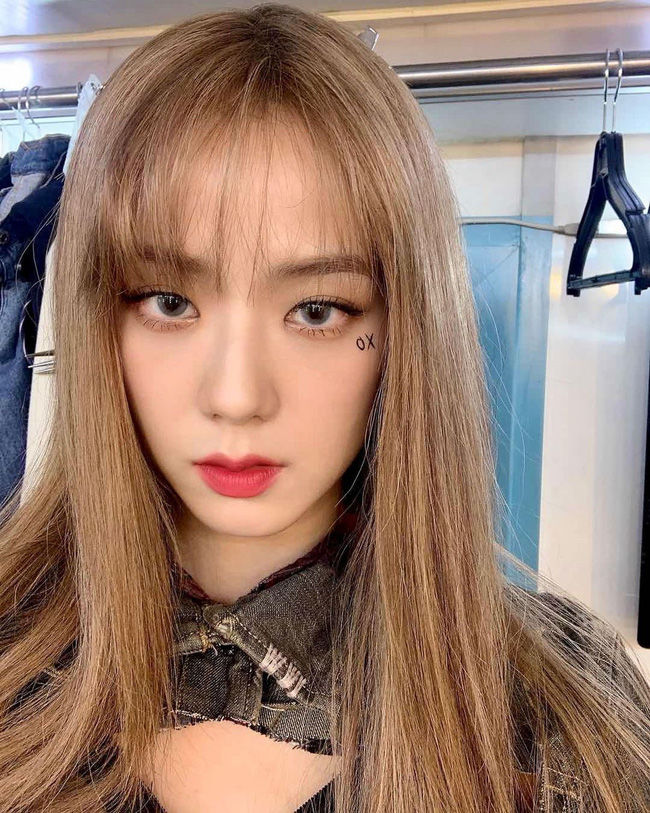 jisoo mau toc2