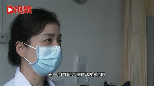Bác sĩ cho rằng thói quen nghịch điện thoại trong bóng tối là nguyên nhân chính khiến người trẻ bị đục thủy tinh thể    