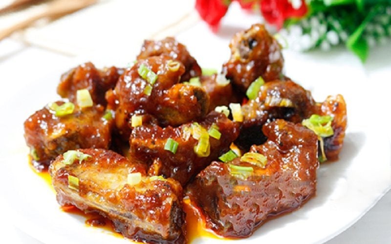 Ướp sườn là bước quan trong giúp sườn mềm và ngon
