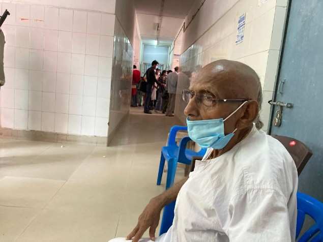 Hình ảnh được cho là ông Sivananda đi tiêm ngừa Covid-19.