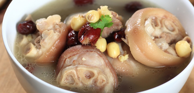 Canh móng giò Tiểu Phương ăn chứa nhiều dầu mỡ không tốt cho mẹ bầu