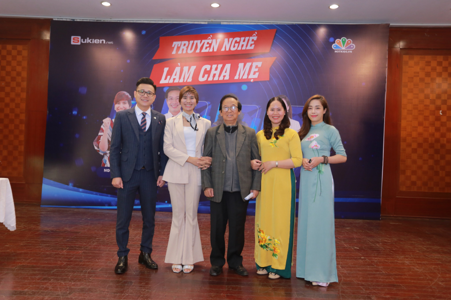 Giáo sư Nguyễn Lân Dũng cùng đội ngũ chuyên gia của Hotkids VN
