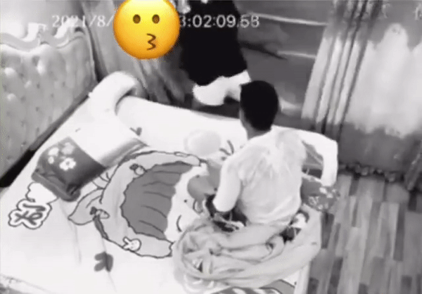 Tỉnh giấc giữa đêm không thấy con đâu, bố mẹ tá hỏa đi tìm thì thấy con ở chỗ không ai ngờ tới