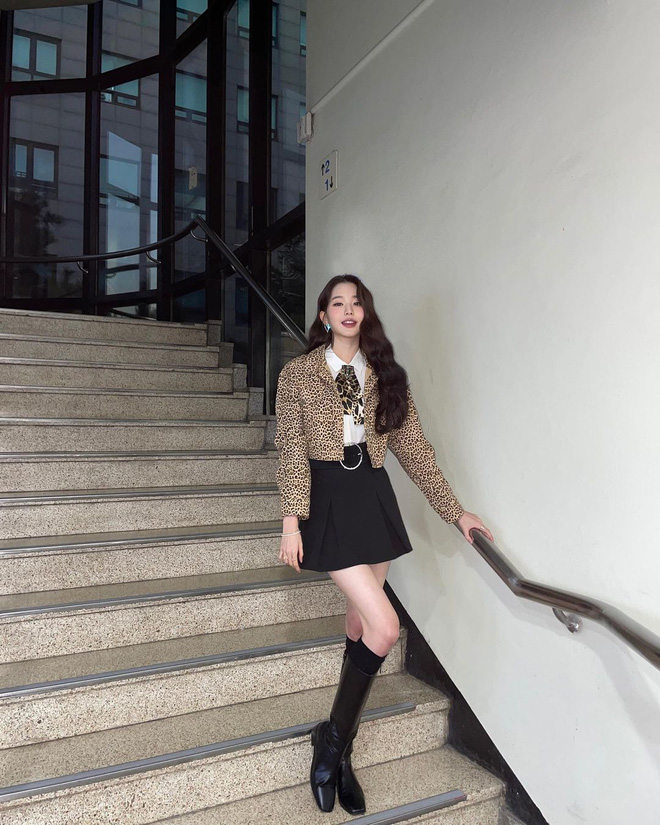 Để chiếc sơ mi trắng bên trong không bị nhạt nhòa, nàng idol khéo léo nhấn nhá thêm chiếc khăn ton sur ton.