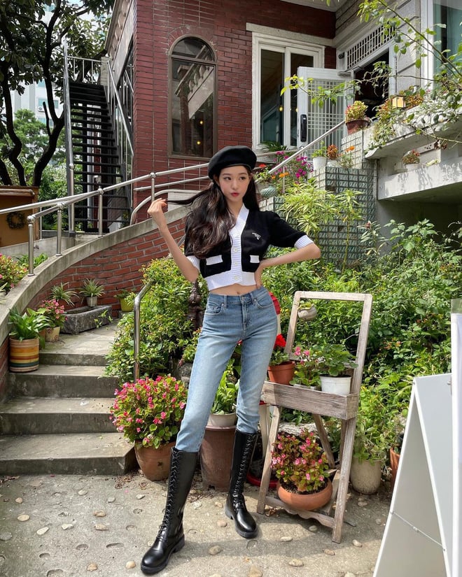 Quần jeans ôm và combat boots kết hợp với nét tiểu thư, chanh sả của mũ beret và áo len crop top nhìn rất đỉnh. Không ngoa khi nói mũ beret chính là tâm điểm của set đồ.    