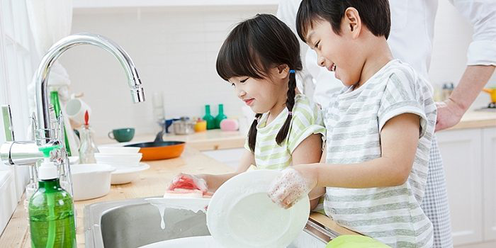 Nên cho con tự làm mọi việc tùy theo độ tuổi