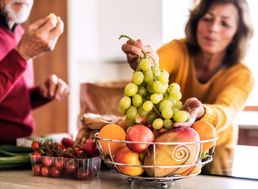 woman-fruit-kitchen_paes