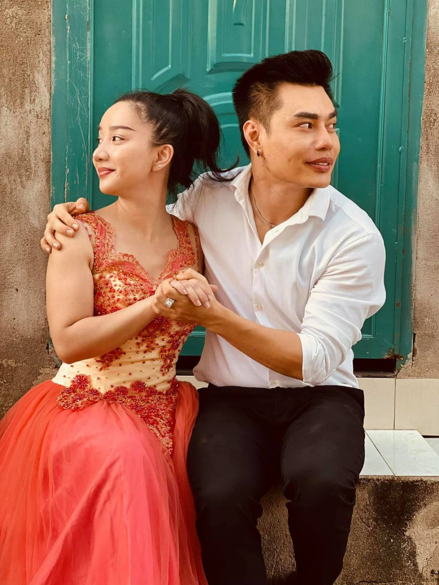 vo-chong-le-duong-bao-lam-lam-le-ki-niem-ngay-cuoi-trao-trang-suc-gia-a3282a00