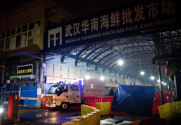 Lối vào chợ hải sản Hoa Nam ở Vũ Hán hồi tháng 1/2020, khi khu vực này bị đóng cửa vì nCoV