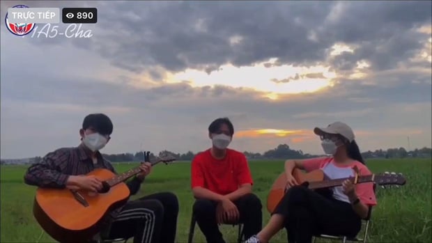 Học sinh trường THPT Củ Chi (TP.HCM) với tiết mục văn nghệ trong buổi livestream của trường sáng nay. (Ảnh: Trí thức trẻ)
