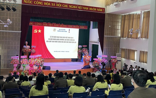 Buổi lễ mừng ngày Nhà giáo 20/11 của trường Đại học Sư phạm (Đại học Đà Nẵng) được tổ chức trực tiếp sáng 19/11 với quy mô hạn chế. (Ảnh: Tiền phong)
