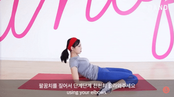 Chống khuỷu tay xuống sàn và nâng người lên trở về tư thế ban đầu.