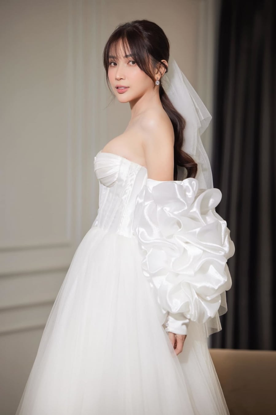 kha-nhu-bat-ngo-chia-se-bo-anh-co-dau-gay-xon-xao-vi-len-xe-hoa-4ed16a97
