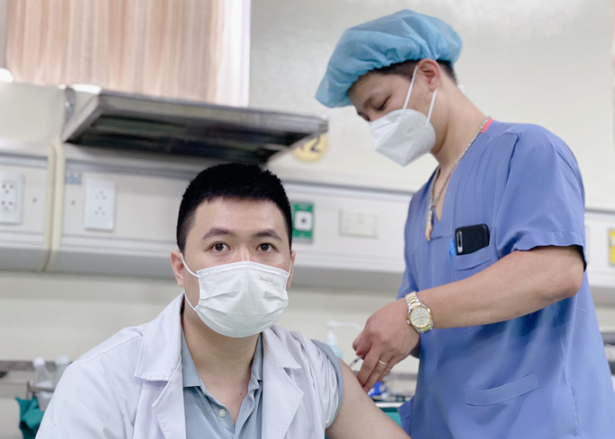 Nhân viên y tế là đối tượng được chỉ định tiêm nhắc lại mũi 3 vắc-xin Covid-19