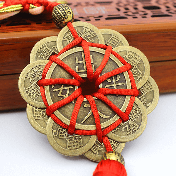 Đầu giường ngủ đặt đồng xu may mắn kích hoạt tài lộc