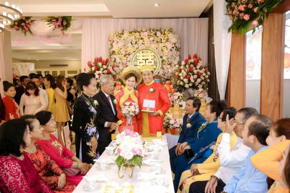 ki-niem-mot-nam-ngay-cuoi-vo-quy-binh-chia-se-hinh-anh-hiem-hoi-trong-hon-le-o-que-nha-6-ngoisaovn-w2048-h1366