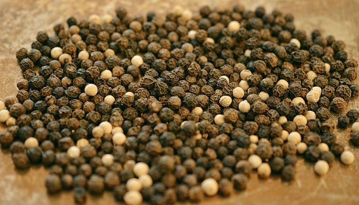 vo-chong-lan-luot-bi-k-gan-01