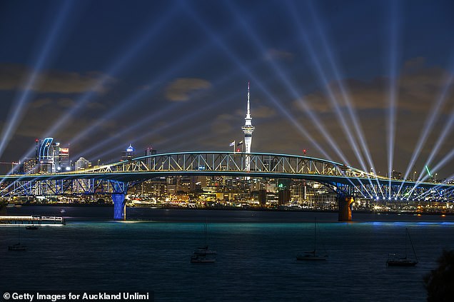 Thủ đô Wellington của New Zealand hủy bỏ bắn pháo hoa. Thay vào đó, họ tổ chức màn trình diễn ánh sáng rực rỡ ở khu vực trung tâm để chào đón năm mới 2022.