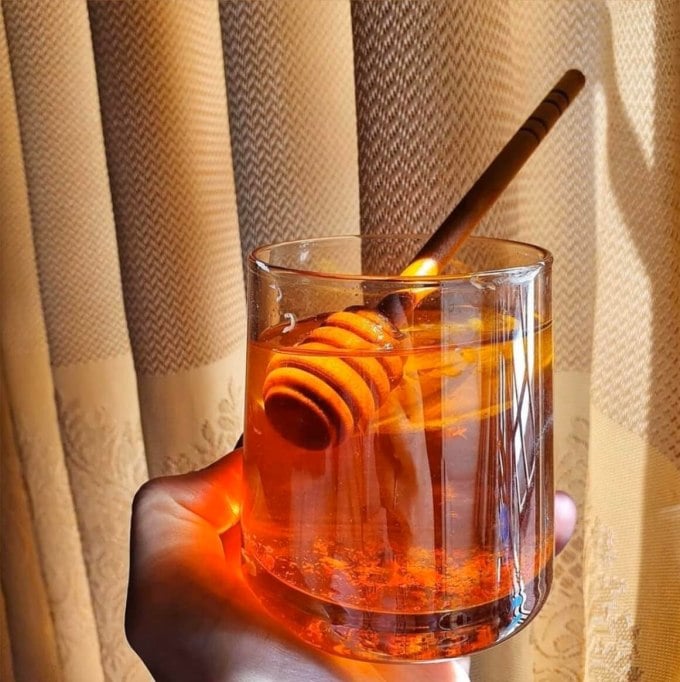 Chị Trúc Anh ngâm saffron với Link Vào SHBET88 Mới Nhất để pha cho cả nhà uống mỗi ngày.