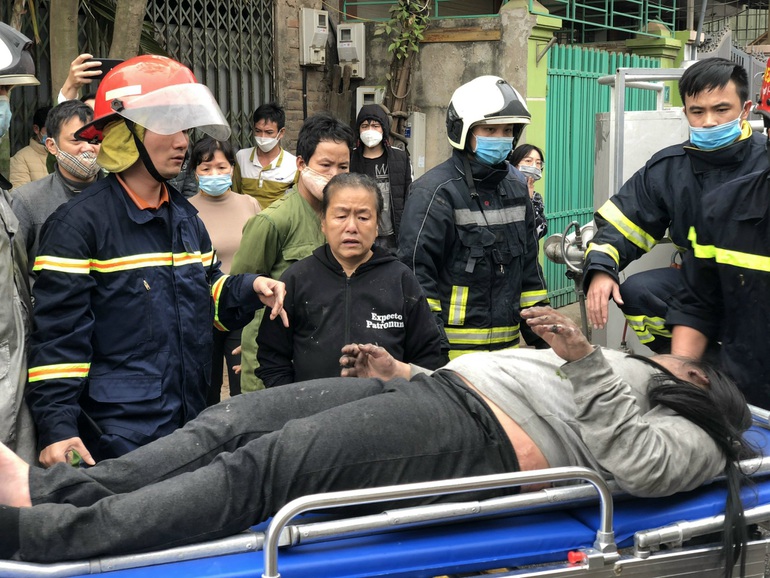Bé gái bị thương và được đưa đi cấp cứu. (Ảnh: Dân trí)