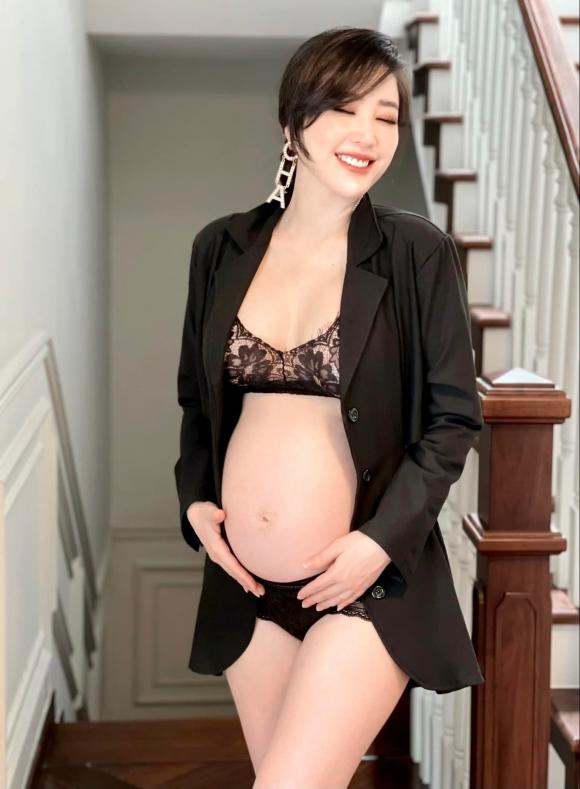 bao-thy-xung-danh-me-bim-xin-nhat-vbiz-khoe-bung-bau-vuot-mat-van-cuc-sexy-voi-noi-y-ren-sang-chanh-2-ngoisaovn-w1504-h2048