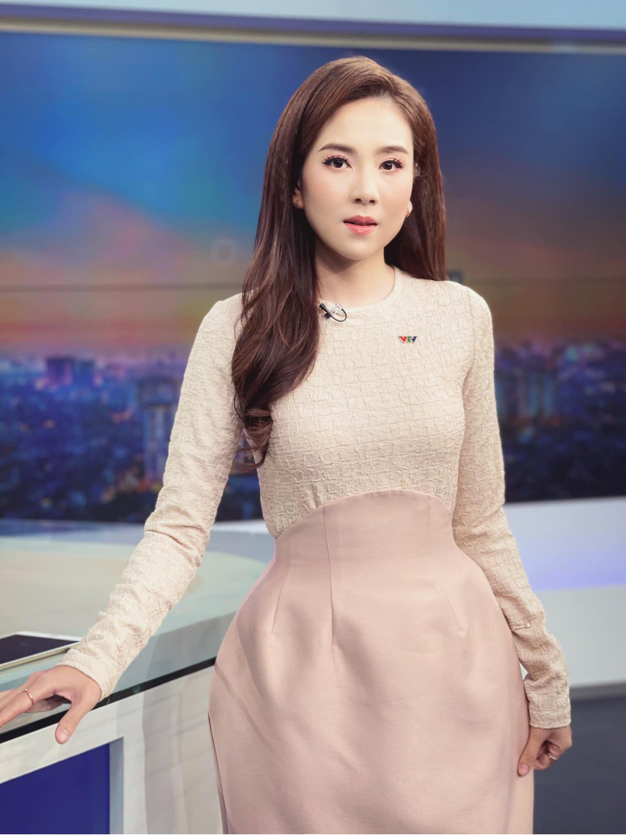 my-nhan-co-vong-eo-be-nhat-dai-truyen-hinh-viet-nam-suot-mua-tet-van-siet-eo-cham-57cm-272779817_10161387845721978_3238555997660064363_n--1644030062-111-width900height1201