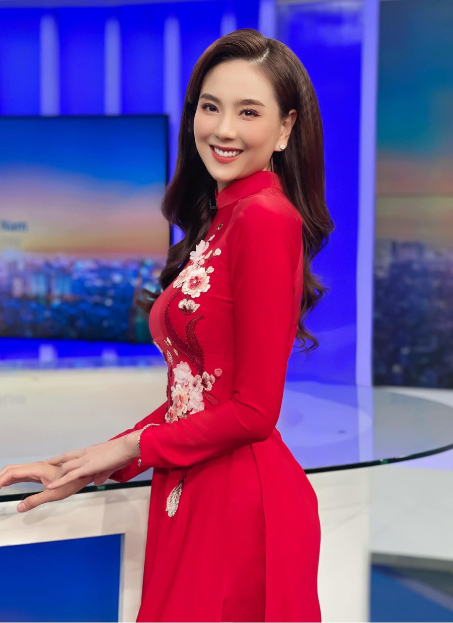 my-nhan-co-vong-eo-be-nhat-dai-truyen-hinh-viet-nam-suot-mua-tet-van-siet-eo-cham-57cm-272862645_10161399699931978_6243615418718345254_n--1644029904-210-width900height1238