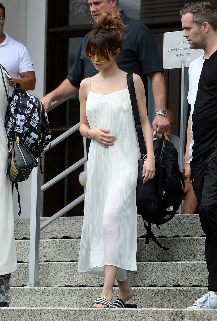 selena-gomez-slides-1592118081114443131886-1592188938586-15921889388362128445284