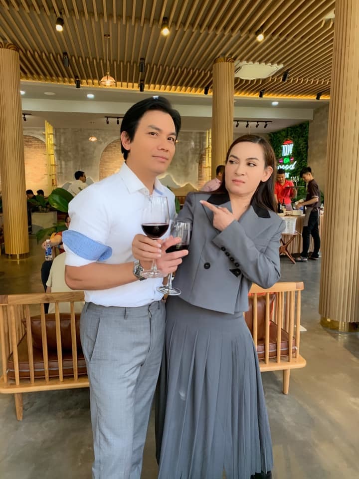 manh-quynh-hat-ben-di-anh-phi-nhung-sau-khi-doi-mai-nguoi-chang-ve-7b4df1df