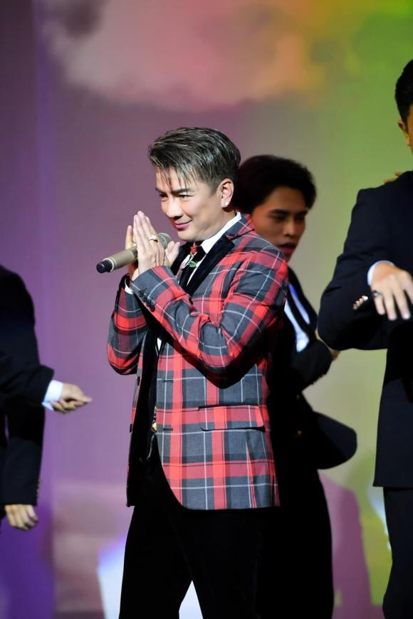 fan-len-san-khau-tang-hoa-cho-dam-vinh-hung-nhung-khong-quen-khia-ceo-binh-duong-phan-ung-cua-nam-ca-si-moi-bat-ngo-1-ngoisaovn-w1199-h1800