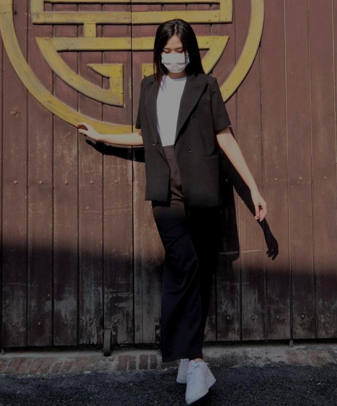 do-thi-ha-ra-de-tai-trang-phuc-trang-den-menswear-stylist-dua-lai-mau-lam-nang-hau-bat-ngua-1630719529-bfdcdefa03b90db9407dd2a95f3232d5-width1-1646994414-488-width660height795